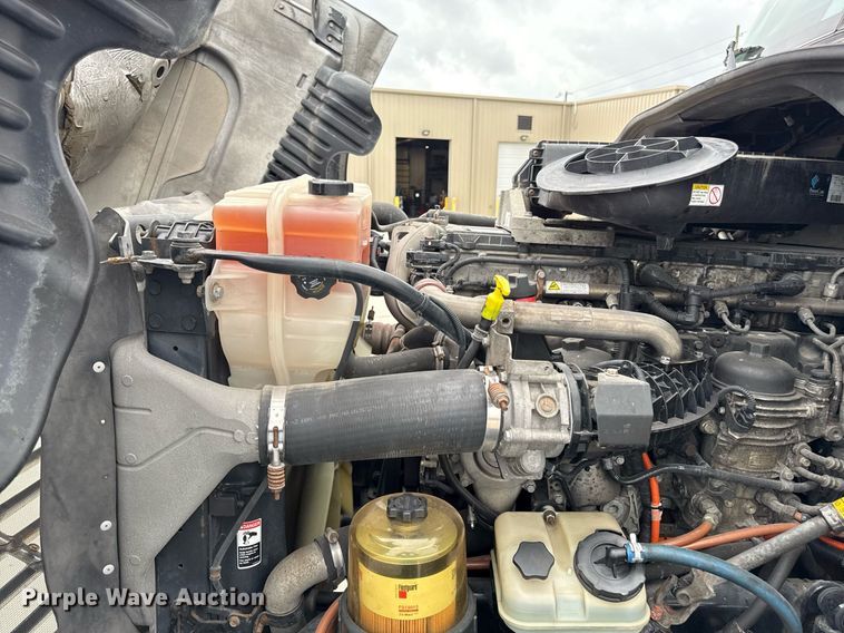 image for item DS4275 2014 Freightliner Casadia semi truck