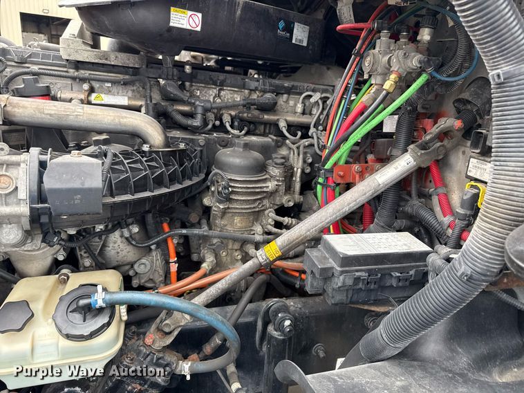 image for item DS4275 2014 Freightliner Casadia semi truck