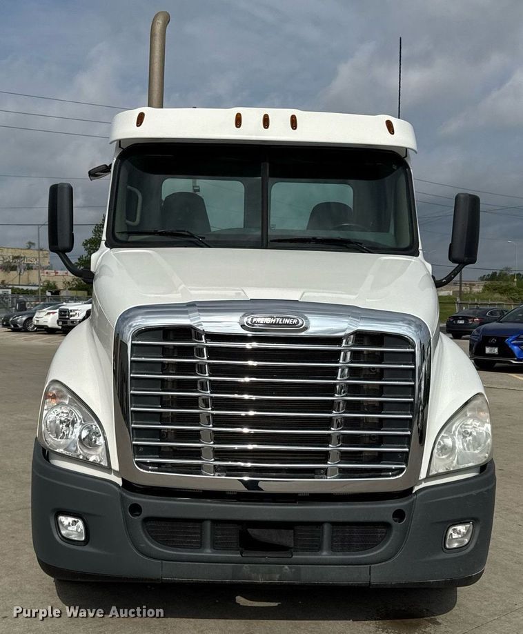 image for item DS4276 2015 Freightliner Cascadia semi truck