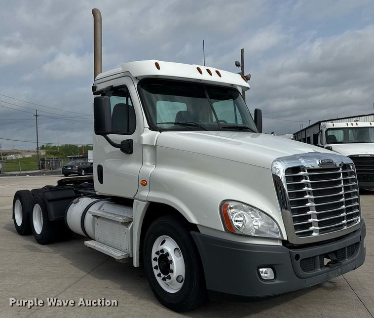 image for item DS4276 2015 Freightliner Cascadia semi truck