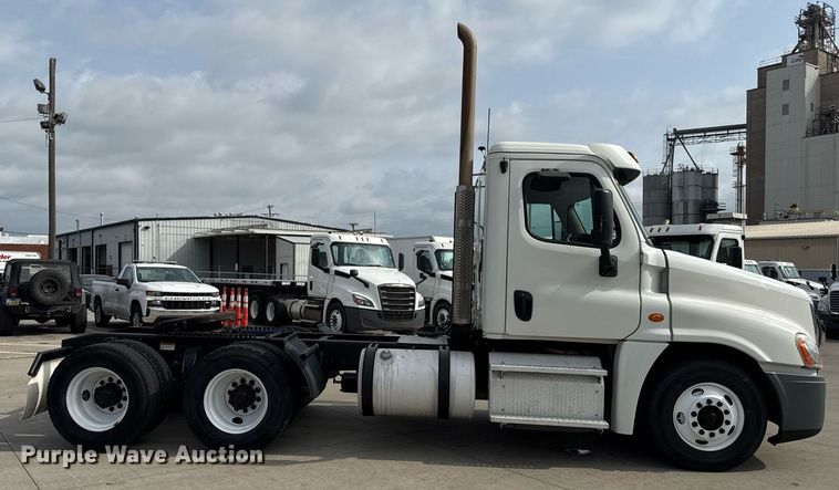 image for item DS4276 2015 Freightliner Cascadia semi truck