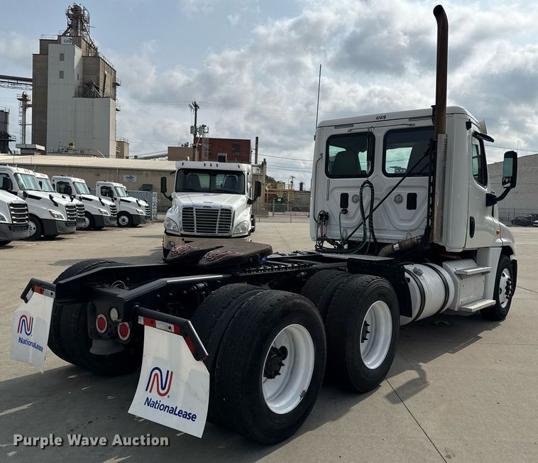 image for item DS4276 2015 Freightliner Cascadia semi truck