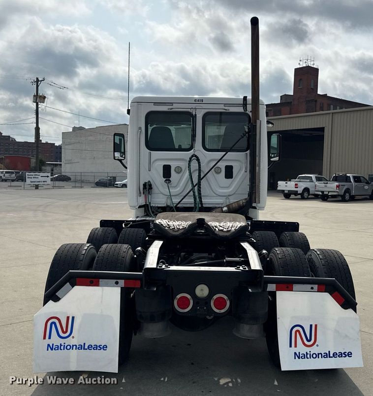 image for item DS4276 2015 Freightliner Cascadia semi truck