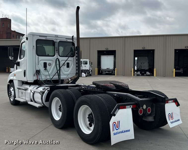 image for item DS4276 2015 Freightliner Cascadia semi truck