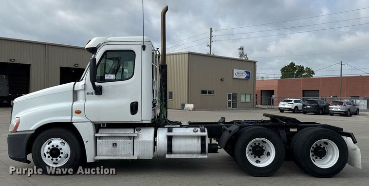 image for item DS4276 2015 Freightliner Cascadia semi truck