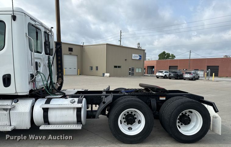 image for item DS4276 2015 Freightliner Cascadia semi truck