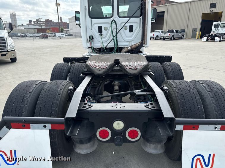 image for item DS4276 2015 Freightliner Cascadia semi truck