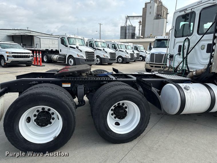 image for item DS4276 2015 Freightliner Cascadia semi truck