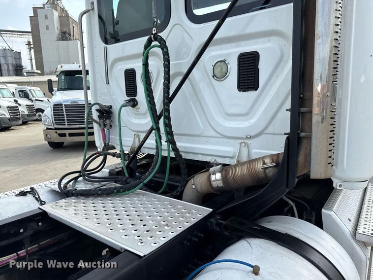 image for item DS4276 2015 Freightliner Cascadia semi truck