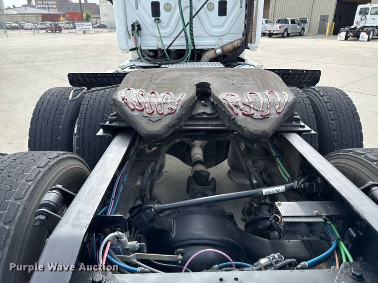 image for item DS4276 2015 Freightliner Cascadia semi truck