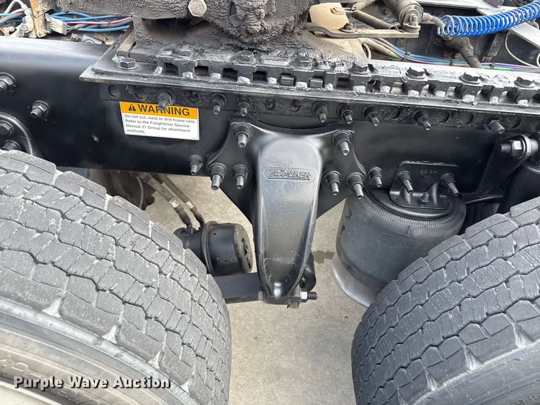 image for item DS4276 2015 Freightliner Cascadia semi truck