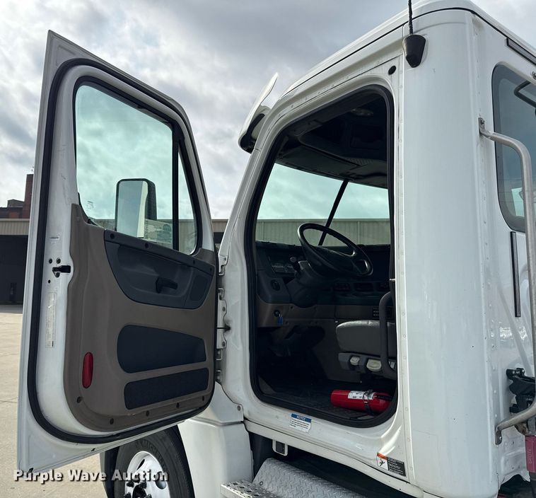 image for item DS4276 2015 Freightliner Cascadia semi truck