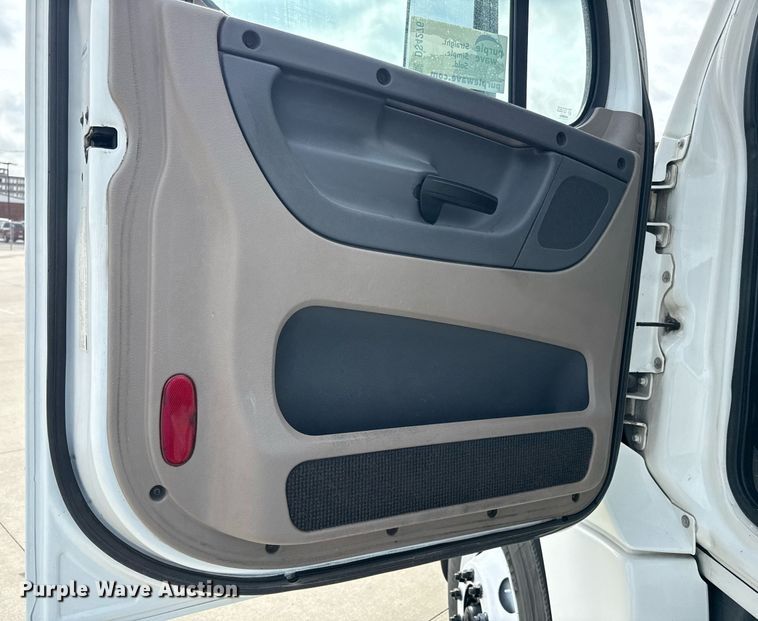 image for item DS4276 2015 Freightliner Cascadia semi truck