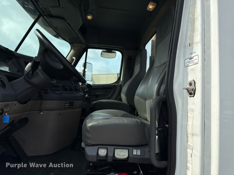 image for item DS4276 2015 Freightliner Cascadia semi truck