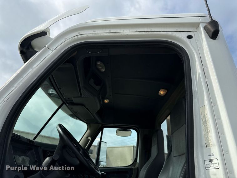 image for item DS4276 2015 Freightliner Cascadia semi truck