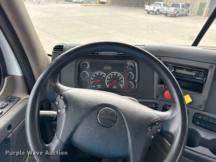 image for item DS4276 2015 Freightliner Cascadia semi truck