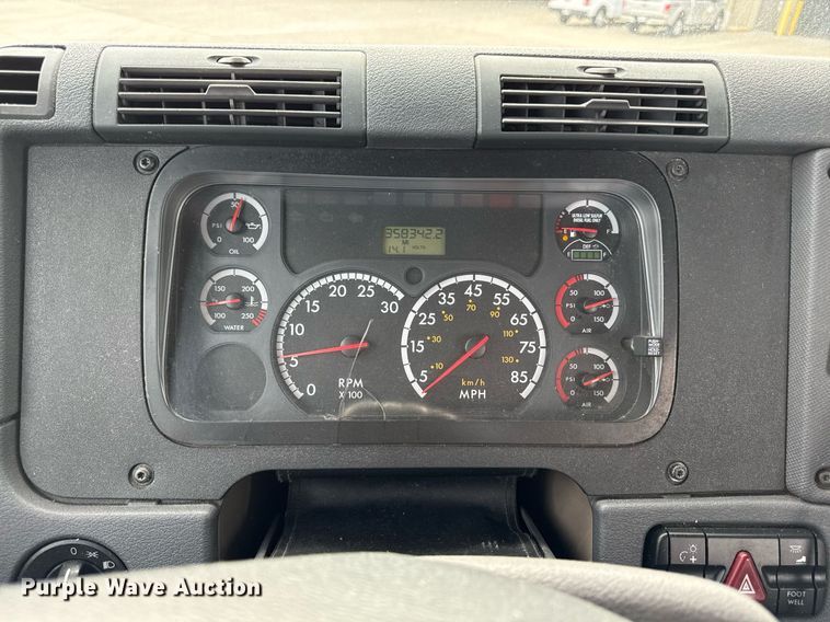 image for item DS4276 2015 Freightliner Cascadia semi truck