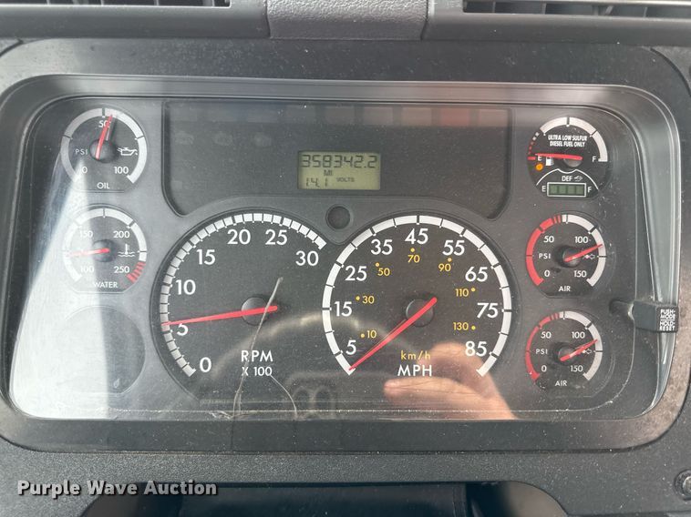 image for item DS4276 2015 Freightliner Cascadia semi truck