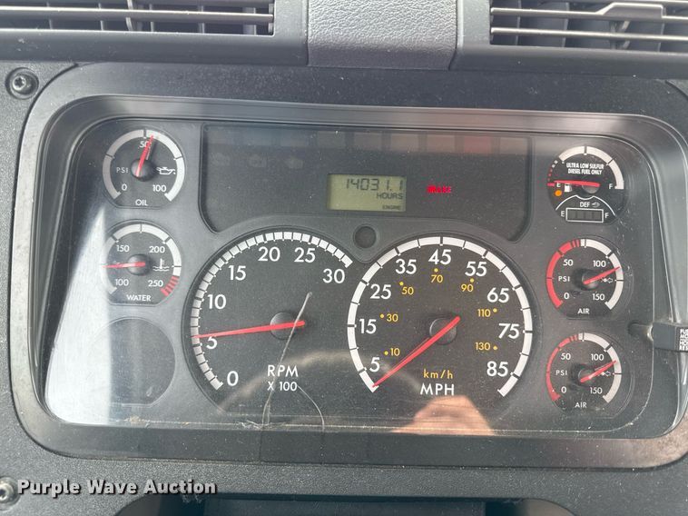 image for item DS4276 2015 Freightliner Cascadia semi truck