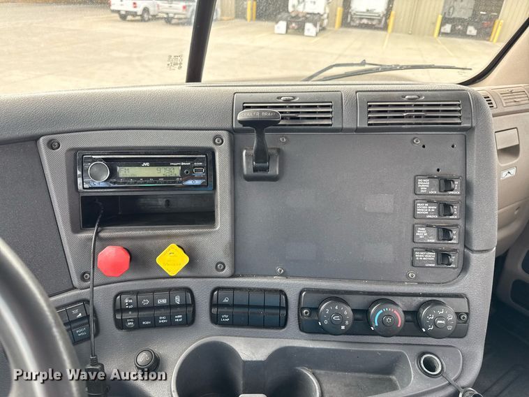 image for item DS4276 2015 Freightliner Cascadia semi truck