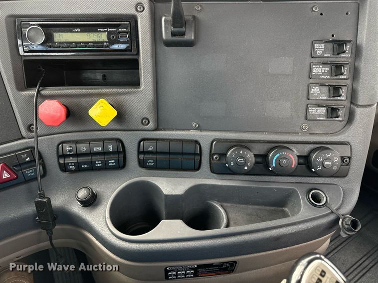 image for item DS4276 2015 Freightliner Cascadia semi truck