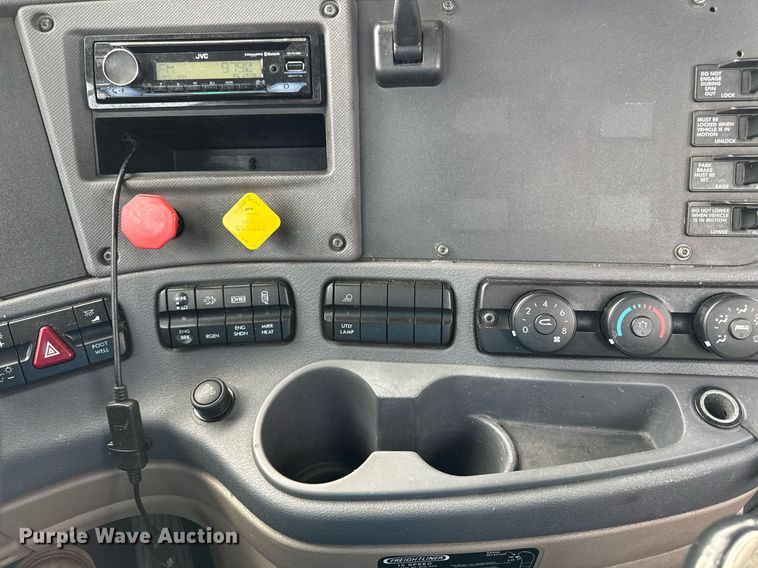 image for item DS4276 2015 Freightliner Cascadia semi truck