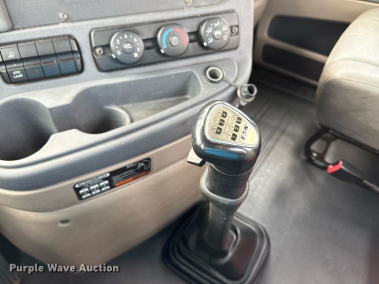 image for item DS4276 2015 Freightliner Cascadia semi truck