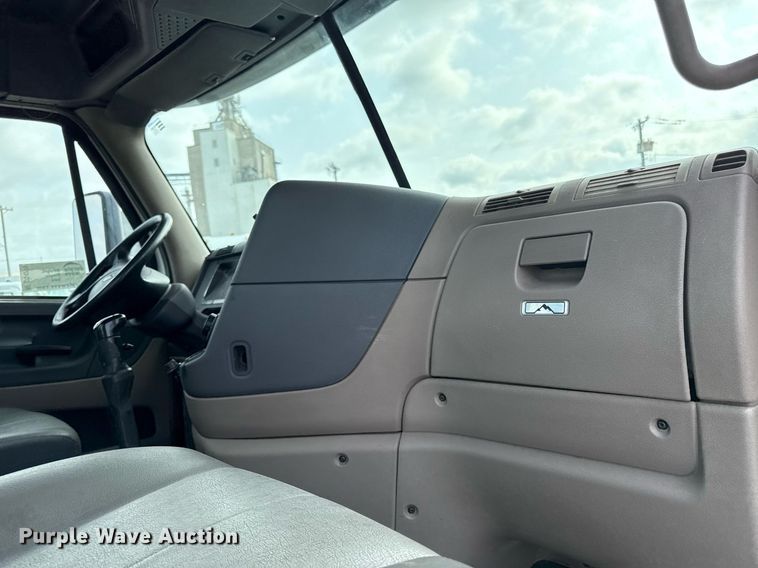 image for item DS4276 2015 Freightliner Cascadia semi truck