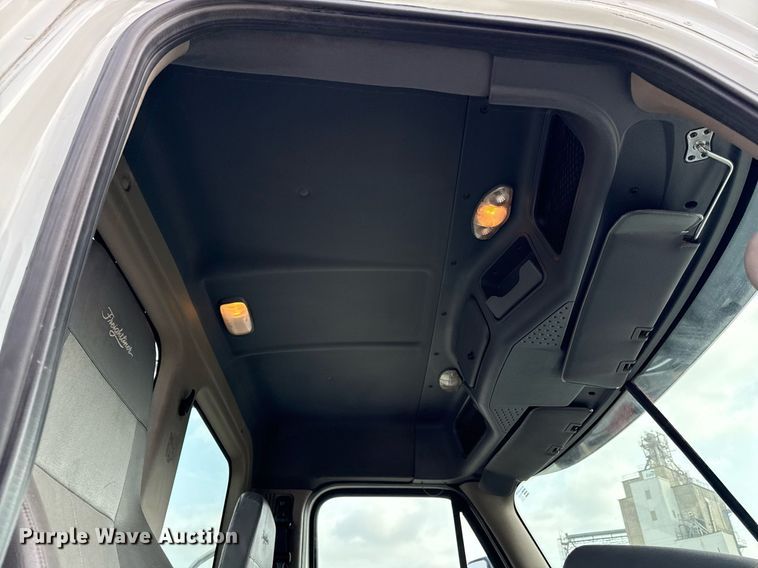 image for item DS4276 2015 Freightliner Cascadia semi truck