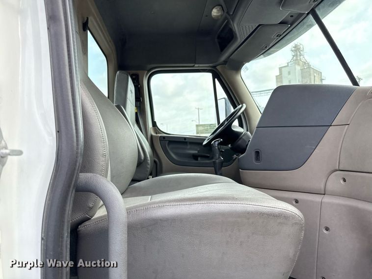 image for item DS4276 2015 Freightliner Cascadia semi truck