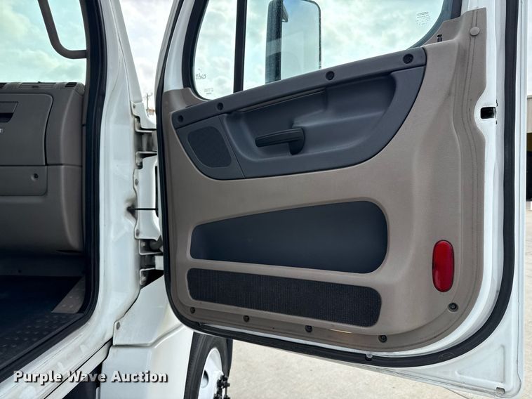 image for item DS4276 2015 Freightliner Cascadia semi truck