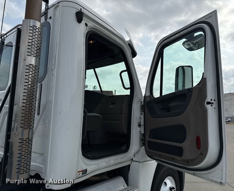 image for item DS4276 2015 Freightliner Cascadia semi truck