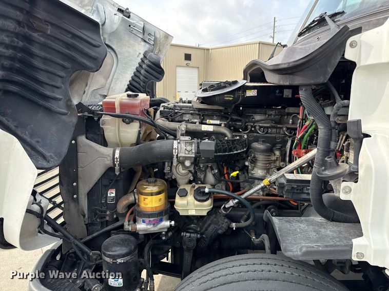 image for item DS4276 2015 Freightliner Cascadia semi truck