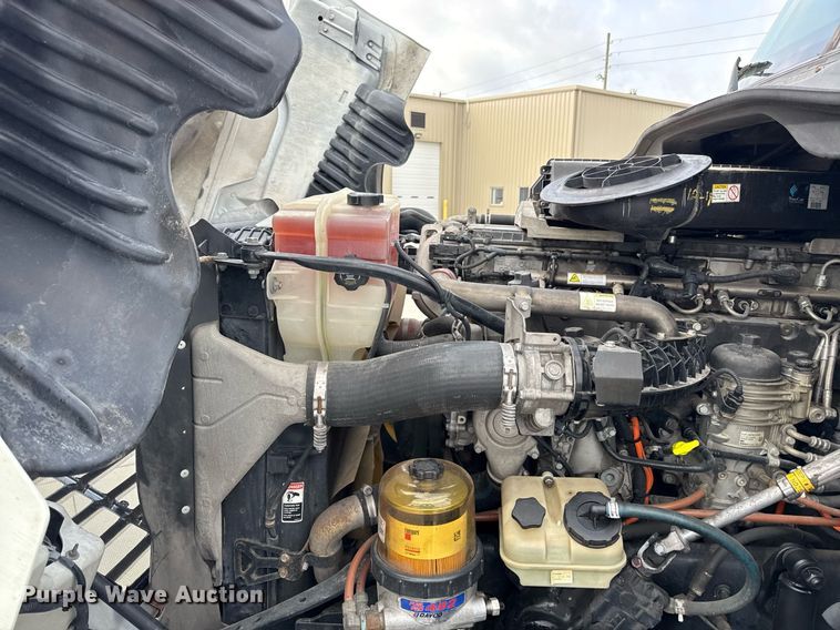 image for item DS4276 2015 Freightliner Cascadia semi truck