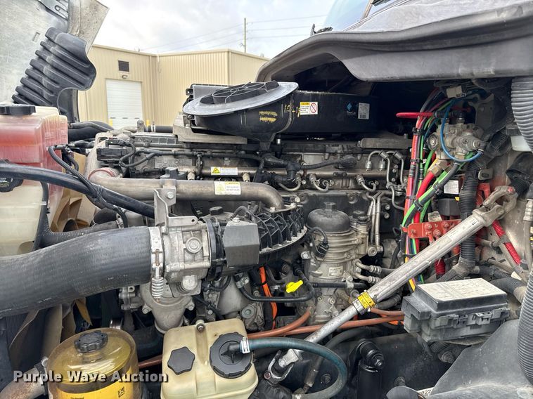 image for item DS4276 2015 Freightliner Cascadia semi truck