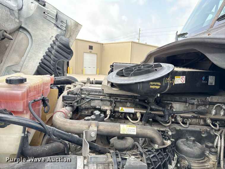 image for item DS4276 2015 Freightliner Cascadia semi truck