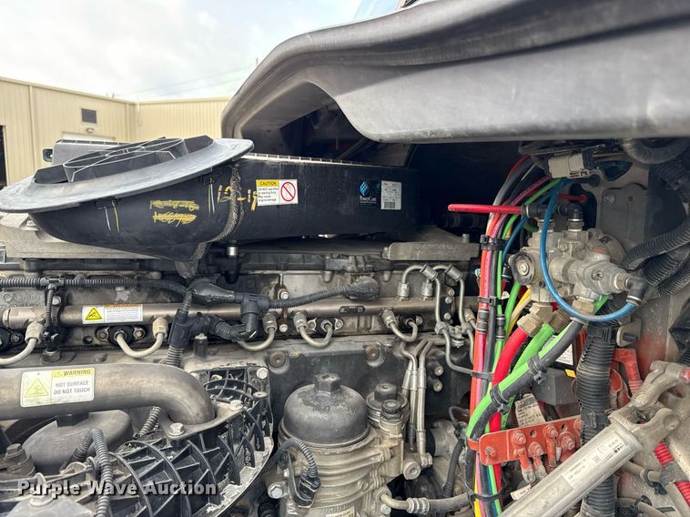 image for item DS4276 2015 Freightliner Cascadia semi truck