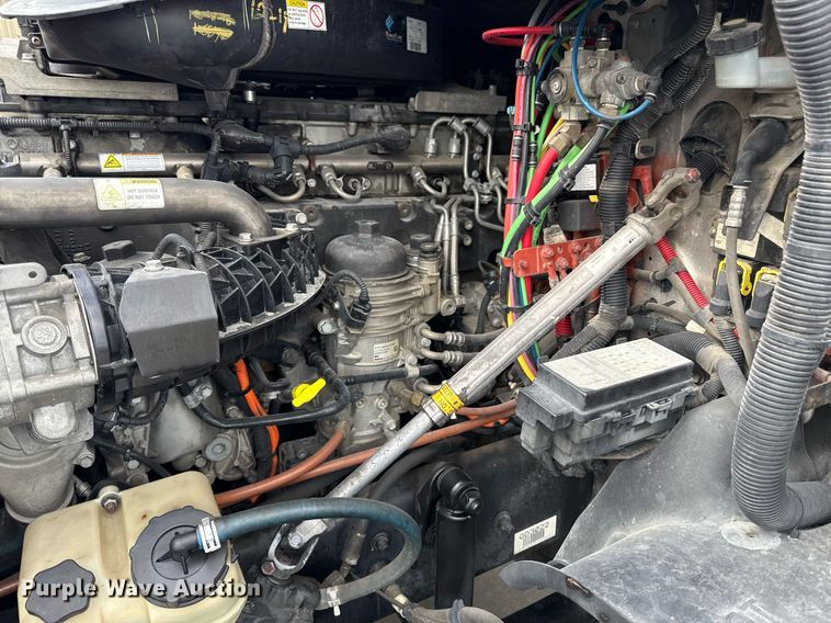 image for item DS4276 2015 Freightliner Cascadia semi truck