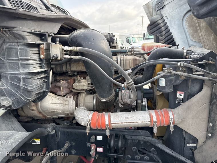 image for item DS4276 2015 Freightliner Cascadia semi truck