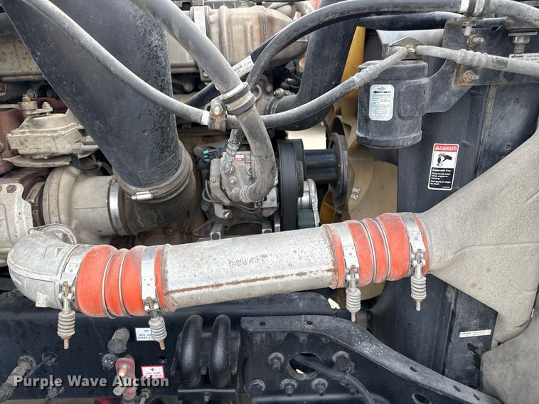 image for item DS4276 2015 Freightliner Cascadia semi truck