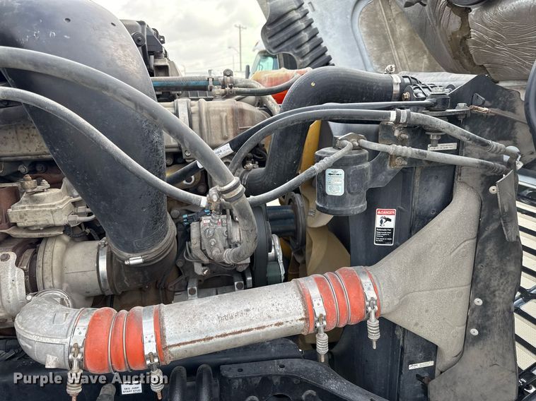 image for item DS4276 2015 Freightliner Cascadia semi truck