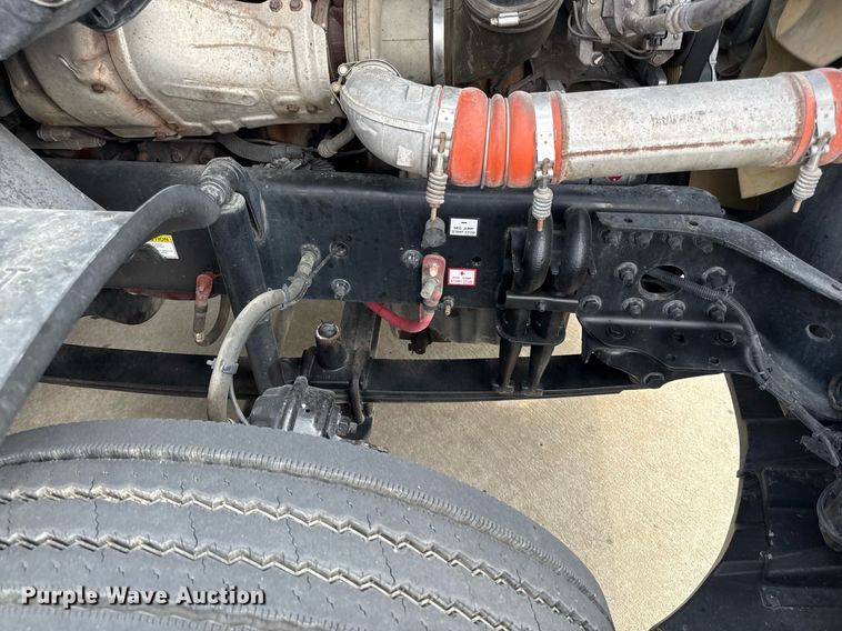 image for item DS4276 2015 Freightliner Cascadia semi truck