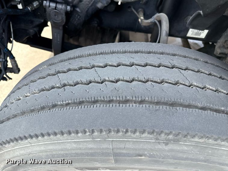 image for item DS4276 2015 Freightliner Cascadia semi truck