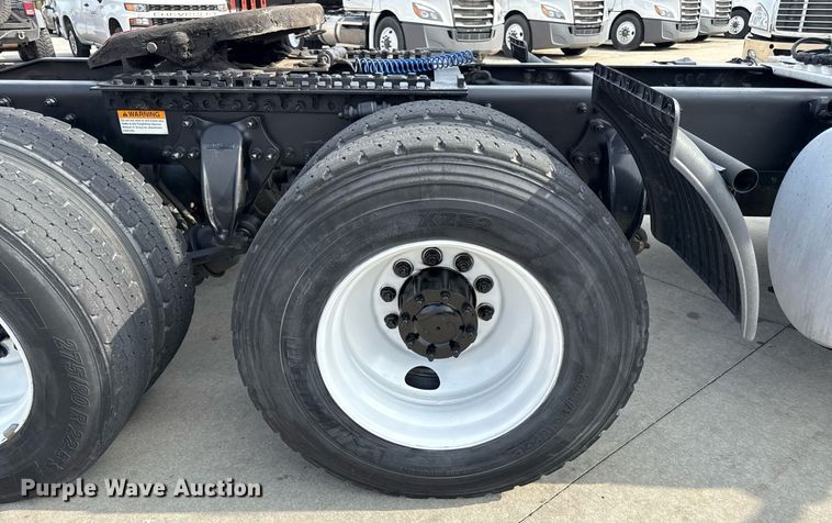 image for item DS4276 2015 Freightliner Cascadia semi truck