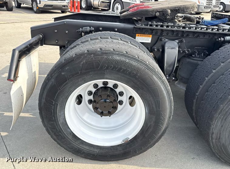 image for item DS4276 2015 Freightliner Cascadia semi truck