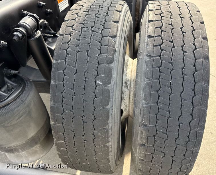 image for item DS4276 2015 Freightliner Cascadia semi truck