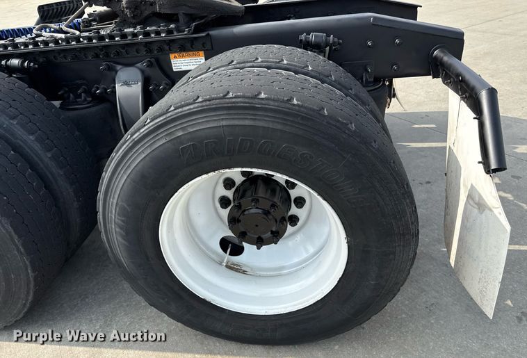 image for item DS4276 2015 Freightliner Cascadia semi truck