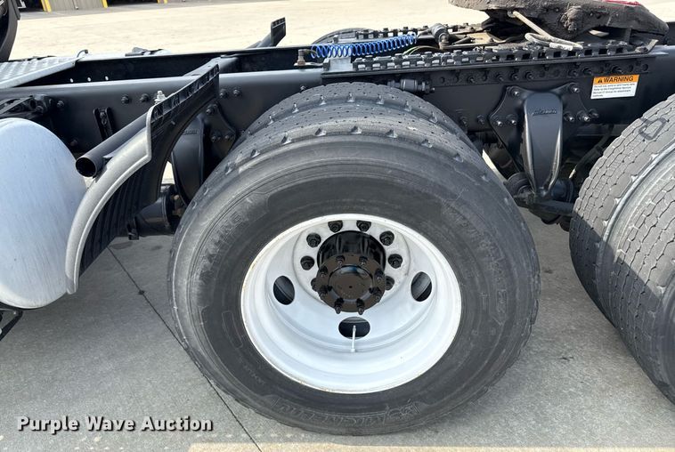 image for item DS4276 2015 Freightliner Cascadia semi truck