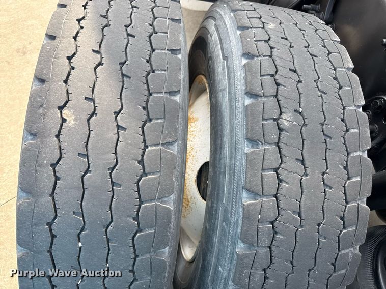 image for item DS4276 2015 Freightliner Cascadia semi truck