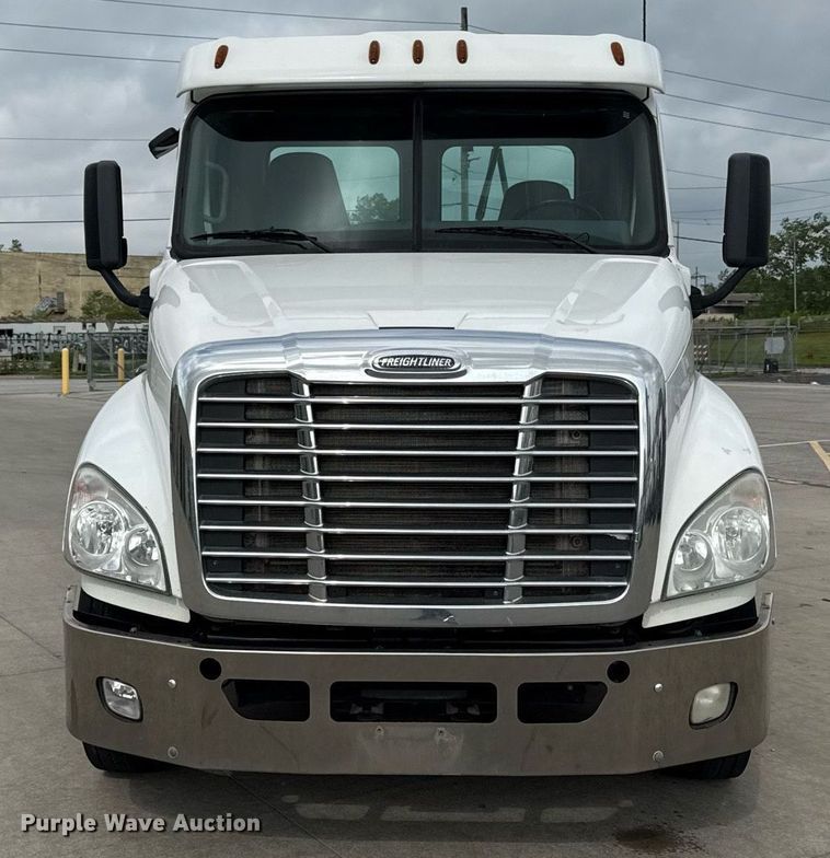 image for item DS4277 2016 Freightliner Cascadia semi truck